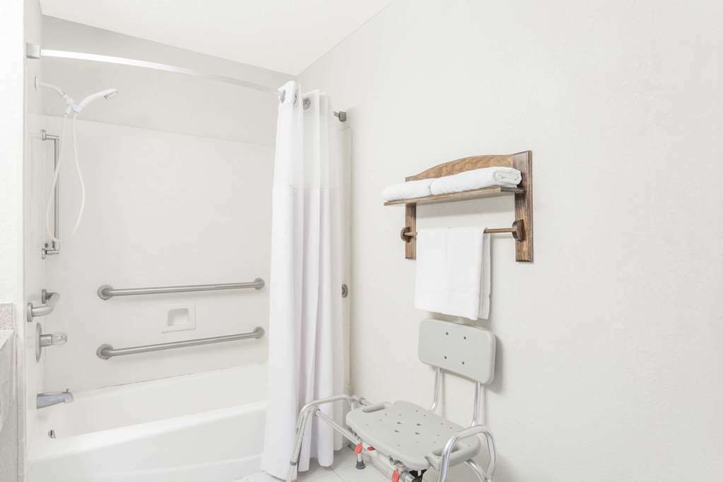 Brentwood Inn & Suites Suffolk Habitación foto
